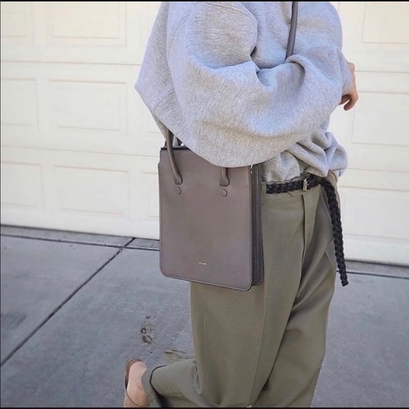 DELAROQ // Troisième tote bag crossbody leather purse in Shroom - Picture 4 of 16